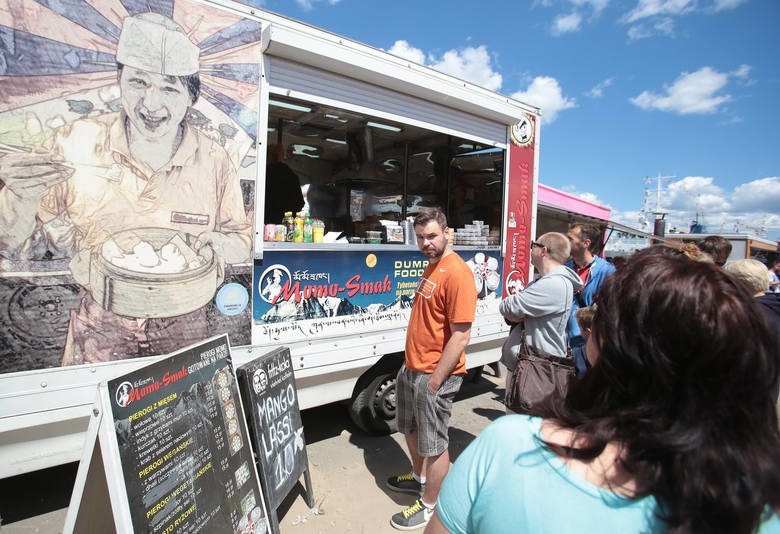 Food trucki to zyskujące coraz większą popularność mobilne...