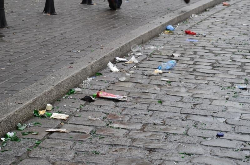 Sprzątali po sylwestrowej zabawie. Rynek czysty. Śmieci zalegały wokół (ZDJĘCIA)