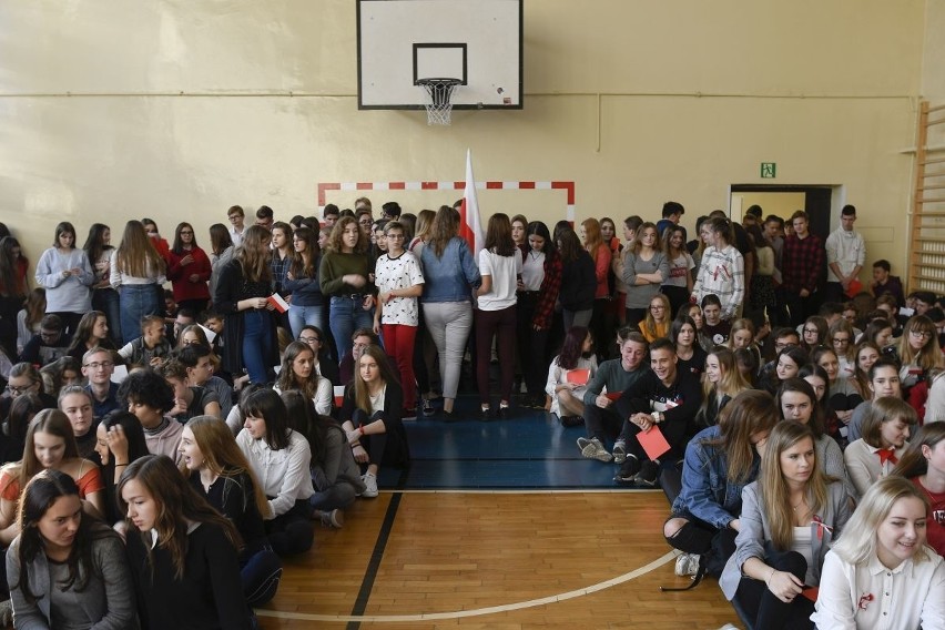 "Rekord dla Niepodległej" w Kielcach. Uczniowie śpiewali hymn w piątek o 11.11 - zobaczcie wideo i zdjęcia