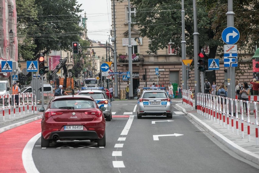 Rozmowa przez telefon komórkowy podczas prowadzenia auta to...