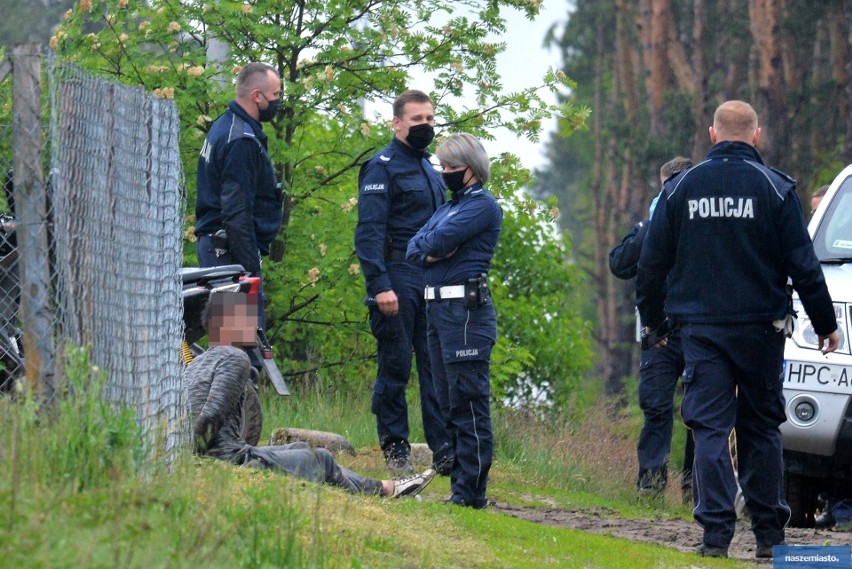 Pościg we Włocławku. Pijany kierowca skutera jechał po chodniku i uciekał lasami [zdjęcia]