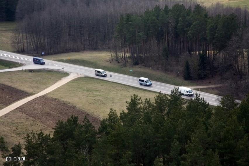 Białe konwoje przejechały przez Polskę. Policjanci konwojowali cudzoziemców przez cały kraj (zdjęcia)
