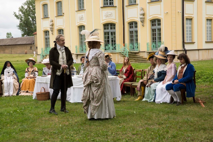 Suknie osiemnastowieczne, czy męskie elementy stroju żupany, kontusze. Pokaz staropolskich strojów w Parku Pałacowym w Choroszczy