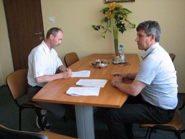 Starosta Zbigniew Kierkowski podpisał umowę z przedstawicielem firmy Neuteno, która przystępuje do opracowania koncepcji przebiegu trasy rowerowej przez powiat pińczowski.