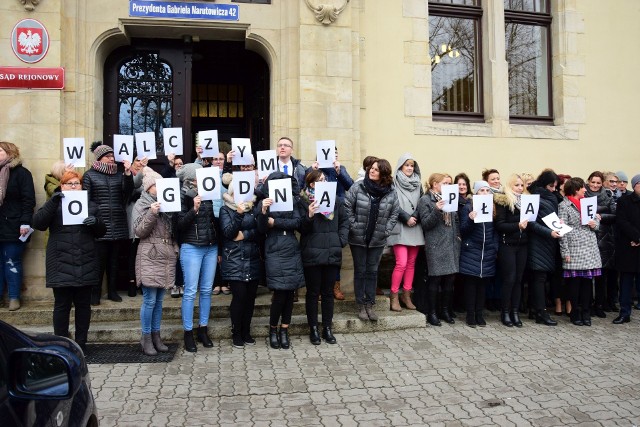 W samo południe wszyscy pracownicy Sądu Rejonowego w Inowrocławiu wyszli przed budynek. Utworzyli transparent z hasłem &quot;Walczymy o godną płacę&quot;.Trwa og&oacute;lnopolska akcja protestacyjna pracownik&oacute;w administracji sądowej. Dziś przyłączyli się do niej pracownicy inowrocławskiego sądu.- Od kilkunastu lat nie mieliśmy żadnych konkretnych podwyżek. W tym roku mieliśmy jedynie tak zwane wyr&oacute;wnanie, kt&oacute;re wynosiło 40 złotych brutto - powiedział w rozmowie z &quot;Pomorską&quot; Paweł Kaczmarek, starszy sekretarz sądowy w Sądzie Rejonowym w Inowrocławiu.Protestowali w trakcie przerwy, jaka przysługuje pracownikom. Utworzyli transparent z hasłem &quot;Walczymy o godną płacę&quot;. Po kilkunastu minutach wr&oacute;cili do swoich obowiązk&oacute;w. &quot;My, pracownicy Sądu Rejonowego w Inowrocławiu przyłączamy się do akcji protestacyjnej pracownik&oacute;w sąd&oacute;w w Polsce. Na co dzień zajmujemy się przygotowywaniem wokand, nagrywaniem rozpraw, sporządzaniem protokoł&oacute;w z ich przebiegu, wysyłaniem orzeczeń, zawiadomień, wezwań i wszelkiej korespondencji oraz dokonywaniem r&oacute;żnego rodzaju, istotnych dla obywateli, wpis&oacute;w w księgach wieczystych. Jesteśmy mało widoczni, ale bez nas nie może odbyć się żadna rozprawa. Chcemy uświadomić społeczeństwu, że bez pracownik&oacute;w wymiaru sprawiedliwości wszystkich pion&oacute;w: sekretarzy, pracownik&oacute;w administracji, informatyk&oacute;w, pracownik&oacute;w gospodarczych, archiwist&oacute;w, pracownik&oacute;w obsługi nie ma możliwości zapewnienia prawidłowego i sprawnego funkcjonowania sąd&oacute;w w Polsce - czytamy w liście, kt&oacute;ry przekazano dziennikarzom.&quot;Mimo istotnej roli, jaką odgrywamy w sądach, wysokich kwalifikacji i umiejętności jakie posiadamy, nasze wynagrodzenie przez lata były zamrożone i nadal są nieadekwatne do rangi i zakresu wykonywanych zadań, co sprawia, że czujemy się niedoceniani i sfrustrowani. Dlatego domagamy się podwyższenia naszych płac na poziomie, kt&oacute;ry zapewni nam i naszym rodzinom godne życie&quot; - czytamy w liście. Warto podkreślić, że przed budynek wyszli r&oacute;wnież sędziowie, kt&oacute;rzy solidaryzują się z pracownikami. Nieoficjalnie m&oacute;wi się, że dzisiaj w całej Polsce pracownicy administracji sądowej mają masowo zostać w domach na chorobowym. P&oacute;ki co, w Sądzie Rejonowym w Inowrocławiu z tej formy protestu nie skorzystano. Przypomnijmy, że średnie wynagrodzenie w administracji sądowej wynosi 2,5 tys. zł brutto. Związkowcy żądają podwyżek w wysokości 1 tys. zł miesięcznie.&lt;script class=&quot;XlinkEmbedScript&quot; data-width=&quot;640&quot; data-height=&quot;360&quot; data-url=&quot;//get.x-link.pl/3245d8f6-c1b8-a4cf-2a19-d46e9116aa61,87a316c1-ea2a-fd3f-8bde-5f25784e662c,embed.html&quot; type=&quot;application/javascript&quot; src=&quot;//prodxnews1blob.blob.core.windows.net/cdn/js/xlink-i.js?v1&quot;&gt;&lt;/script&gt;