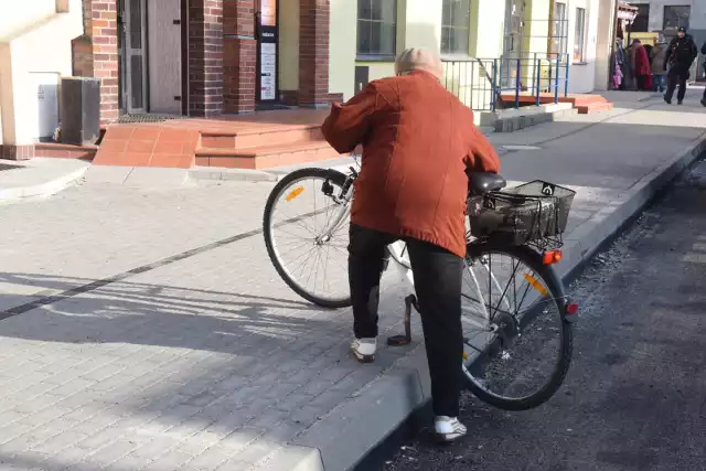 Czternasta emerytura 2021 - takie są zasady wypłat. Jesienią tego roku seniorzy otrzymają kolejne dodatkowe świadczenie. Są jednak specjalne zasady przyznawania czternastej emerytury? Kto dostanie pieniądze i na jaką kwotę może liczyć? Przedstawiamy szczeg&oacute;ły, dotyczące przyznawania &quot;czternastki&quot;. Zobacz stawki brutto i netto na kolejnych stronach ---&gt;