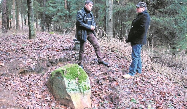 Jarosław Leszczełowski (z lewej) w rozmowie z Tadeuszem Gizą, który odnalazł kamień. Jarosław Leszczełowski jest autorem książki pt. „Wokół jeziora Siecino”, w której szczegółowo opisuje historię tych terenów i kamieni granicznych.