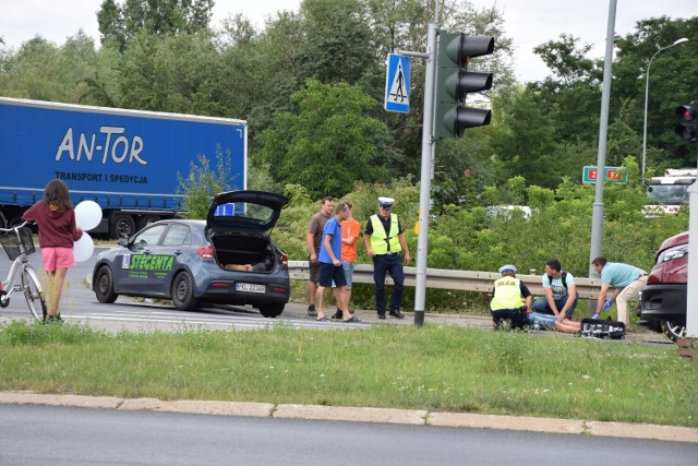 Do makabrycznego zdarzenia doszło na skrzyżowaniu Trasy Warszawskiej z ul. Przemysłową w Koninie 7 lipca przed godziną 13:00. Krwawe ślady rozciągały się na około 10 metrach. Na wskutek wypadku powstał długi korek, a na miejscu pojawiły się dwie karetki i dwa patrole policji.Czytaj dalej i zobacz zdjęcia --->