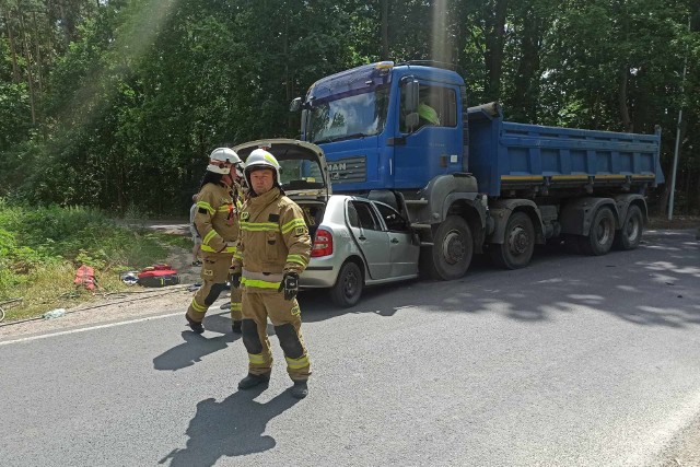 W czwartek 20 lipca na ul. Kotomierskiej w Nekli w powiecie bydgoskim doszło do groźnie wyglądającego wypadku. Po godz. 12.30 osobowa skoda zderzyła się czołowo z wywrotką marki MAN.