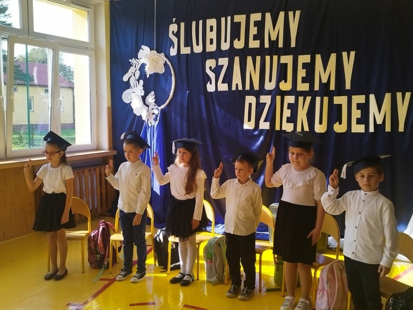 Pasowanie na ucznia w szkole w Stępocicach. Ślubowanie...