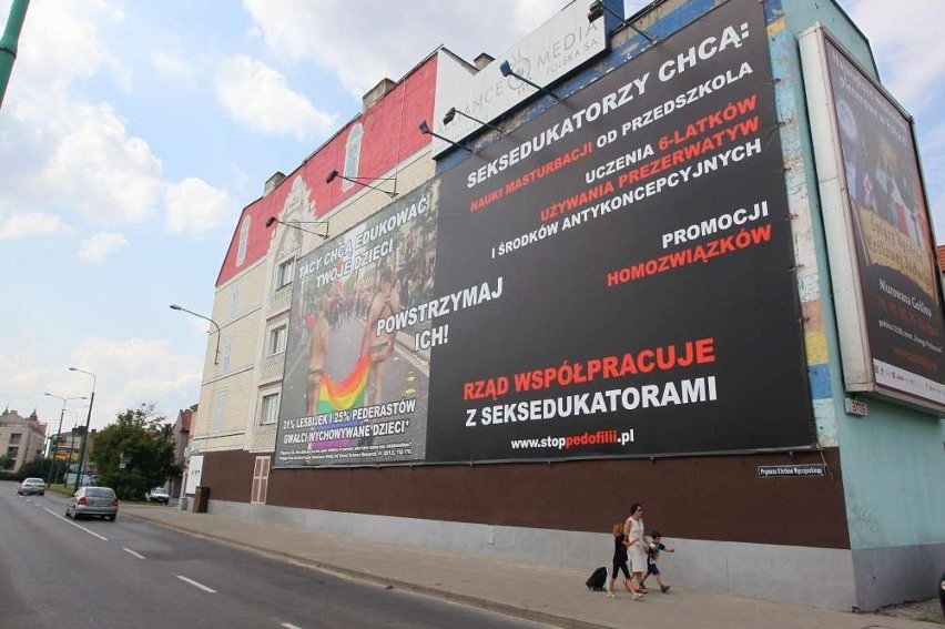 Ogromny billboard Fundacji "PRO-prawo do życia" wśród...