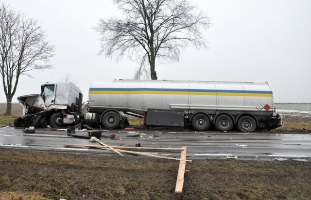 W wyniku wypadku siedzący za kierownicą volkswagena mężczyzna zginął na miejscu. Natomiast kierowcy pustej cysterny nic się nie stało. Badanie alkomatem wykazało, że był trzeźwy.