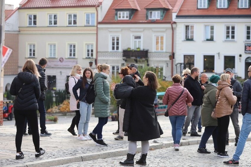 W sobotę, 22 października mnóstwo ludzi w Sandomierzu. Turyści uwielbiają zwiedzać Królewskie Miasto. Zobacz zdjęcia 