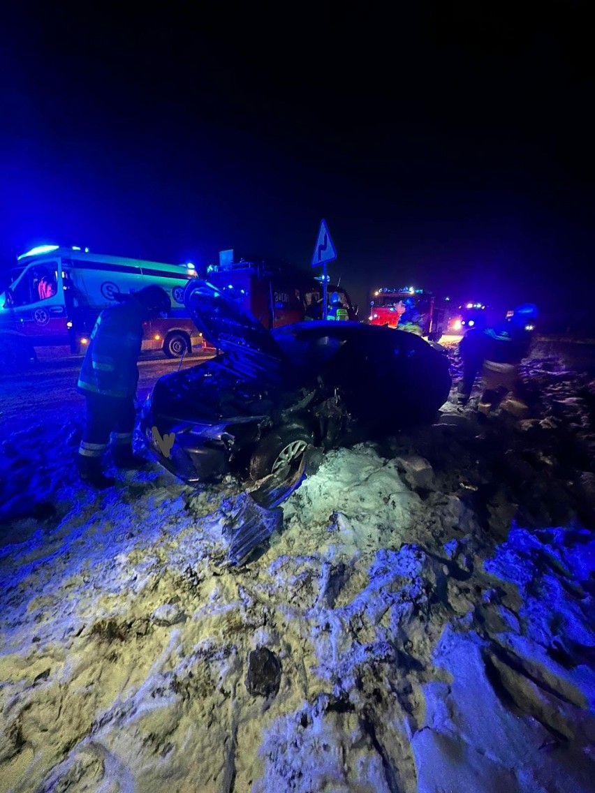 Samochód zderzył się z ciągnikiem rolniczym w miejscowości Rudawa. Jedna osoba ranna