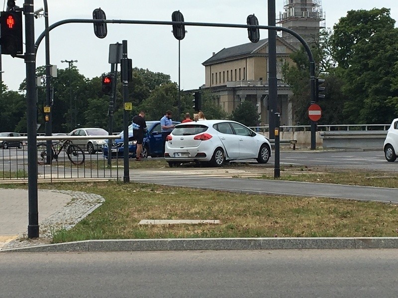Zderzenie na skrzyżowaniu ul. Żeromskiego z al. Mickiewicza. Auto wylądowało na torowisku, ruch tramwajów został wstrzymany