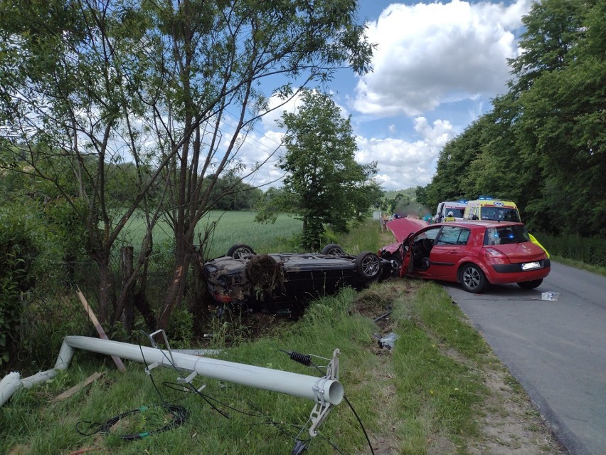Wypadek w Lipie koło Birczy. Zderzyły się dwa samochody, z pomocą lądował śmigłowiec LPR [ZDJĘCIA]