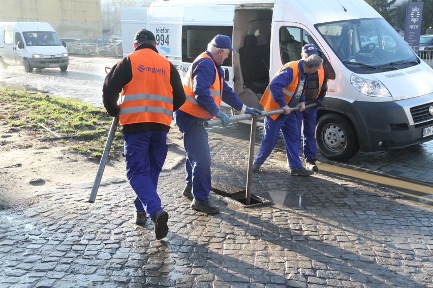 Ulica Hubska. Pękła wodna magistrala o średnicy 500 mm. W...