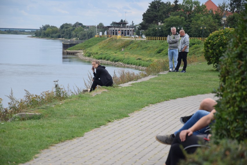 Mieszkańcy powiatu tczewskiego z niepokojem patrzą na rzekę....
