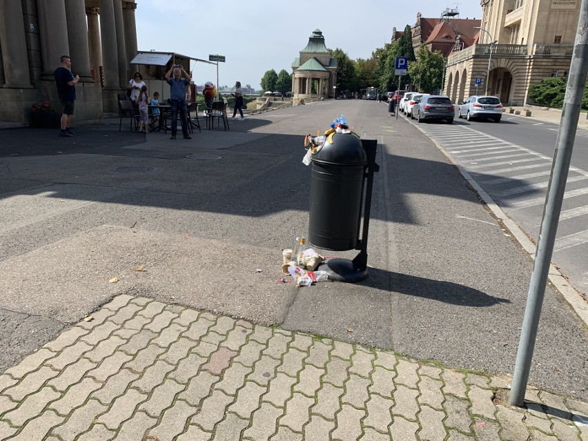 Przepełnione kosze na śmieci na Wałach Chrobrego straszą turystów