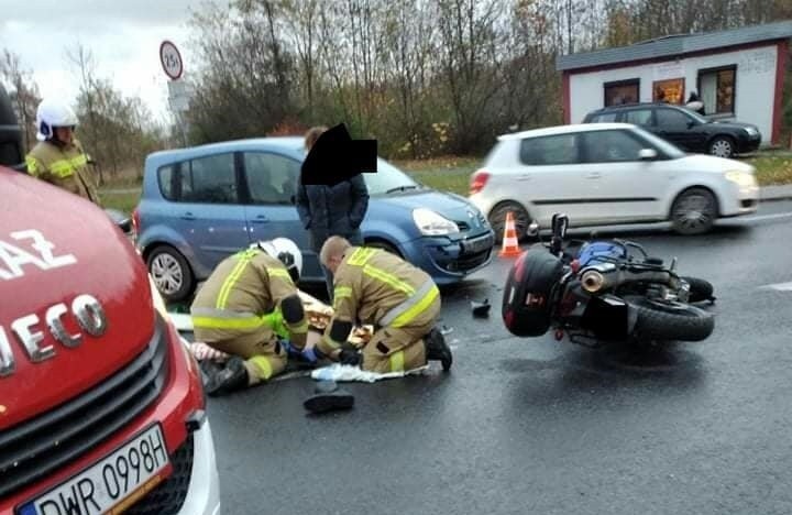 Wypadek w Gniechowicach. Motocyklista trafił do szpitala [ZDJĘCIA]