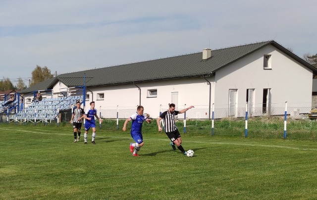 W sobotnim meczu grupy trzeciej świętokrzyskiej klasy A Arka Pawłów pokonała na wyjeździe Piasta Osiek 2:0. Zobacz zdjęcia z tego meczu.