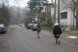 Mieszkańcy zostali odcięci od ul. Sowińskiego. Teraz zabrano im także chodnik