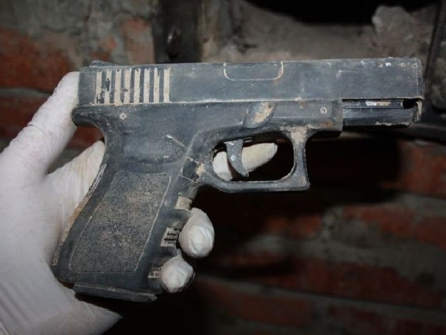 Pistolet znaleziony podczas przeszukania u 25-latka z powiatu szydłowieckiego.