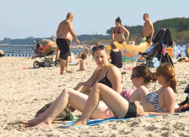 Wczoraj w Mielnie plażowicze korzystali z ostatnich promieni słonecznych tego lata. Jeszcze dzisiaj wartoznaleźć wolną chwilę, bo wszystko wskazuje na to, że tak ciepło już w tym roku nie będzie.