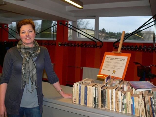 Uwolnienie książek zaproponowała Małgorzata Trela, pracownik Miejskiej Biblioteki w Nowej Dębie.