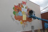 Tak wygląda nowy mural na budynku w Chełmnie. Przedstawia najpiękniejsze zabytki miasta
