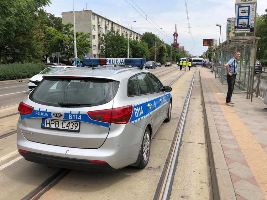 Tragedia we Wrocławiu. Tramwaj śmiertelnie potrącił kobietę. Pojazd ciągnął fragmenty ciała przez miasto [ZDJĘCIA, TYLKO DLA DOROSŁYCH!]