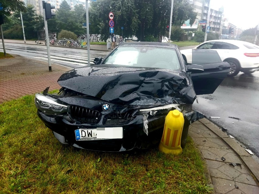 Wypadek z udziałem karetki na ul. Borowskiej we Wrocławiu