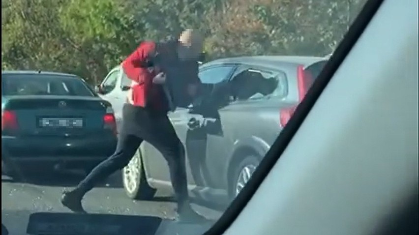 Agresywny mężczyzna na DTŚ - demolował samochód stojący w...