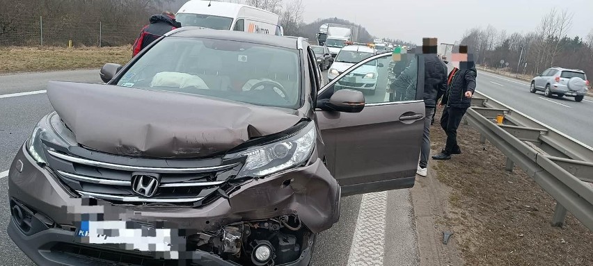 Kraków. Zderzenie trzech samochodów na autostradzie A4. Są utrudnienia