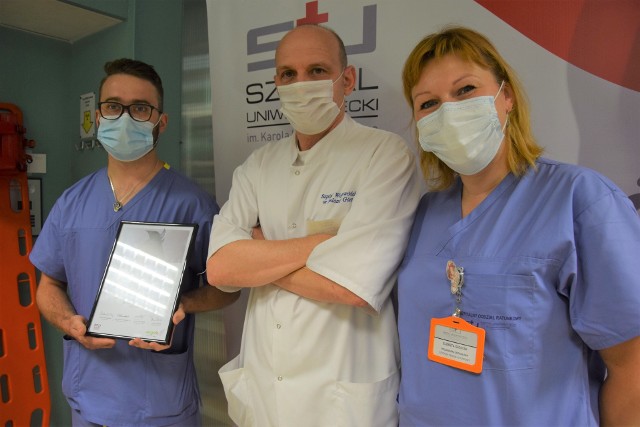 Nagroda dla Szpitala Uniwersyteckiego w Zielonej Górze za jeszcze skuteczniejsze wdrażanie pomocy chorym z udarami. Od lewej: Piotr Rozpędowski, Szymon Jurga, Elżbieta Szostak.