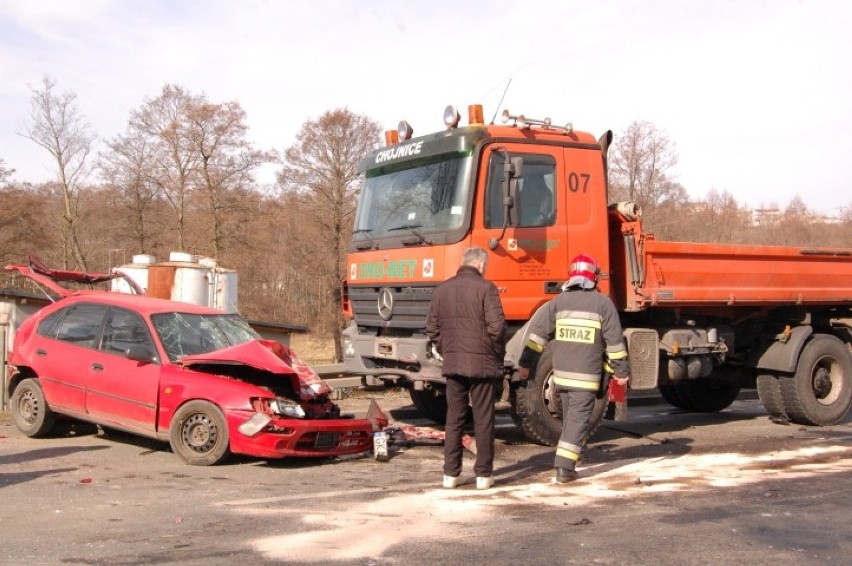 Wypadek w Żukowie. Zderzyły się dwa samochody ciężarowe i auto osobowe [ZDJĘCIA]