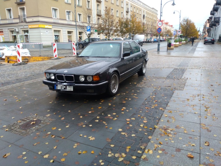 Parkowanie na chama w Białymstoku: BMW zasłoniło przejście dla pieszych i zjazd [ZDJĘCIA]