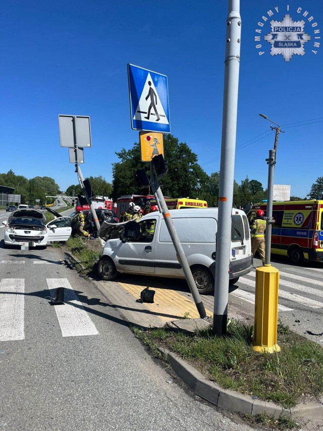 Wypadek na DK81 w Warszowicach (pow. pszczyński). Jedna osoba została przewieziona do szpitala >>>