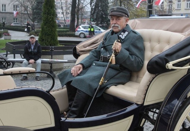 W rolę marszałka Piłsudskiego w czasie Marszu Niepodległości wcielił się Adam Wasilewski, były dyrektor liceum imienia Jana Kochanowskiego w Radomiu.