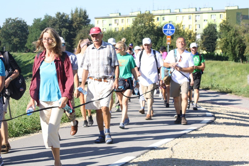 Oświęcimscy pątnicy w pięciu grupach z dekanatów:...