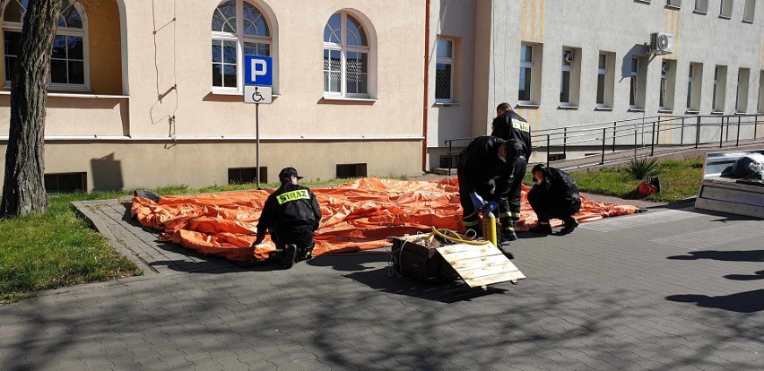 Dziś na terenie szpitala powiatowego w Chełmnie ratownicy...