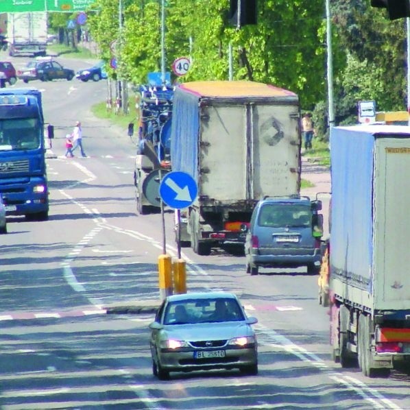 Przez Łomżę codziennie przejeżdża ponad 20 tys. pojazdów. Co piąty to ciężarówka. Tranzyt odbywa się ulicą Wojska Polskiego, po obu stronach zabudowanej domami jednorodzinnymi.