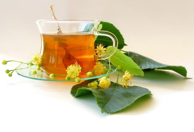 W zimowy czas warto przygotować herbatkę z lipy zalewając wrzątkiem dwie-trzy łyżeczki suszu.
