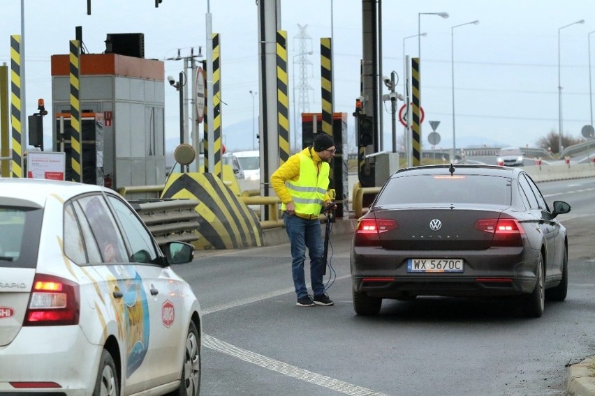 Nowe zasady opłaty za autostradę. Zdezorientowani kierowcy i mnóstwo patroli na A4 pod Wrocławiem [ZDJĘCIA]