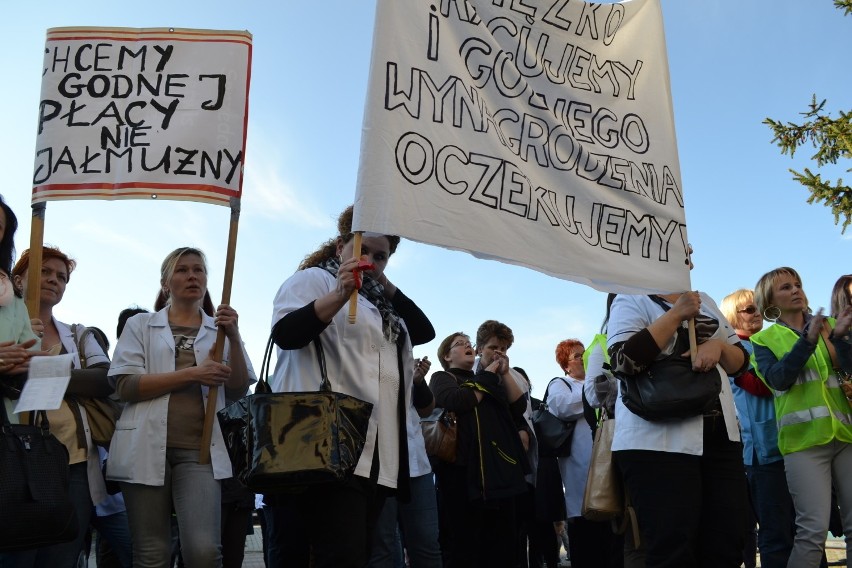 Manifestacja pielęgniarek w Raciborzu. Pielęgniarki przyszły z wuwuzelami [ZDJĘCIA]