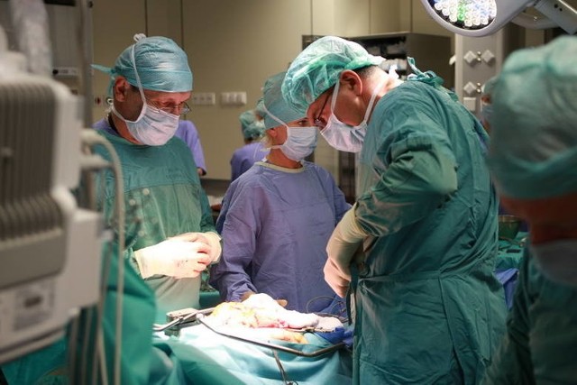 Chirurdzy ogólni i onkologiczni podnoszą swoje kwalifikacje, m.in. uczestnicząc w innowacyjnych operacjach w ramach dni onkologicznych organizowanych przez ich ordynatora.