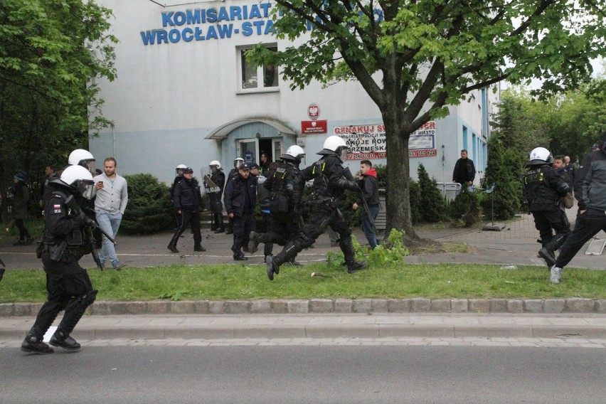 Zamieszki na Legnickiej po śmierci w komisariacie. Rzucali kamieniami w policję