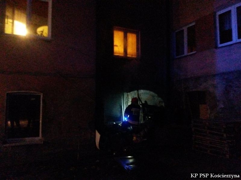 Pożar w kamienicy w Kościerzynie. Jedna osoba trafiła do szpitala