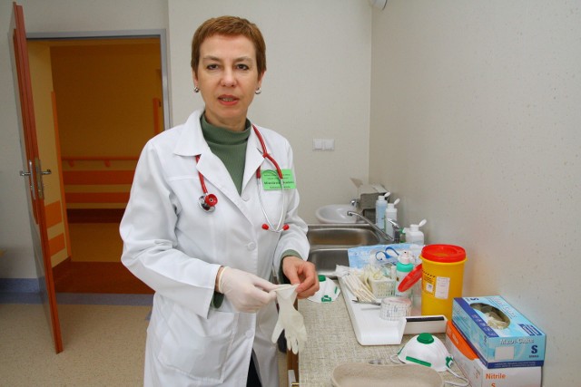 Dr Wiesława Błudzin: - Gdy ludzie masowo podróżują, choroby łatwiej się przenoszą.