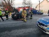 Domecko. Ford zderzył się z volkswagenem. Na miejscu było pogotowie, straż pożarna i policja